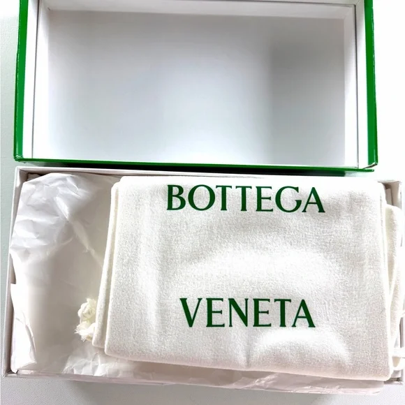 BOTTEGA VENETA INTL SARL LUXEMBOURG AMY FLAT SANDAL Size 8-8.5 W Retail $890.0 - Picture 3 of 7